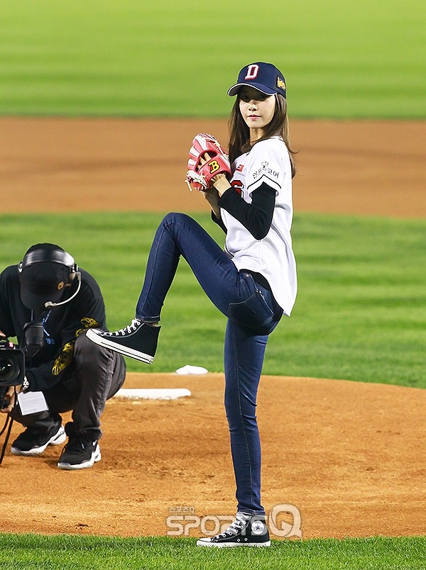 [PIC][21-10-2015]YoonA ném bóng mở màn cho trận đấu bóng chày giữa 2 đội Doosan Bears VS NC Dinos tại SVĐ Jamsil vào chiều nay Tumblr_nwkrytt0pR1sewbc1o2_1280