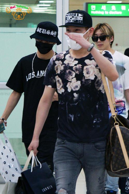 FAN.TAKEN| صور B.A.P في مطار Gimpo الدولي عائدون من اليابان بتاريخ 140623 .. Tumblr_n7m9bhH1If1rnkj5ho1_500