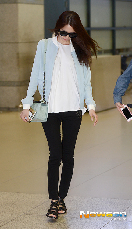 [PIC][15-05-2014]YoonA trở về Hàn Quốc vào chiều nay Tumblr_n5m1plEOtU1sewbc1o2_500