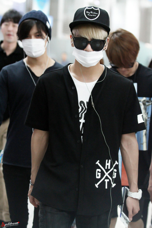 140602 Jonghyun @ Aeropuerto Pudong hacia Corea Tumblr_n6lqmsrhKH1r36tcgo1_500