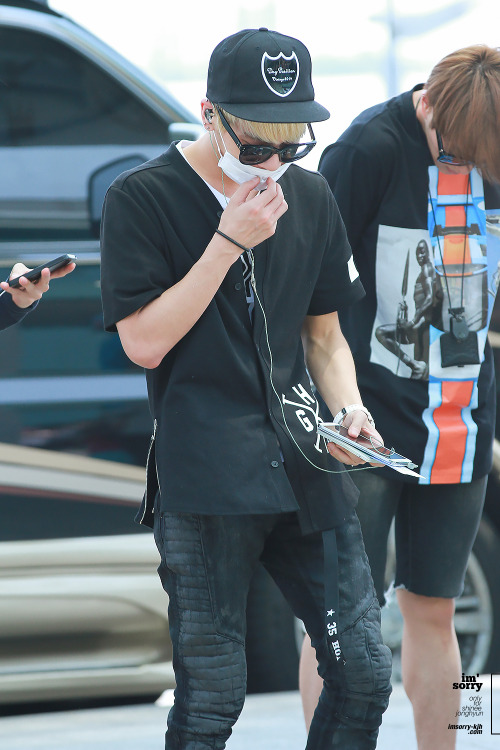 140602 Jonghyun @ Aeropuerto Pudong hacia Corea Tumblr_n6nftyAWoX1r36tcgo1_500