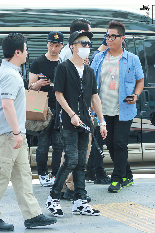 140602 Jonghyun @ Aeropuerto Pudong hacia Corea Tumblr_n6nfr09gMa1r36tcgo1_500