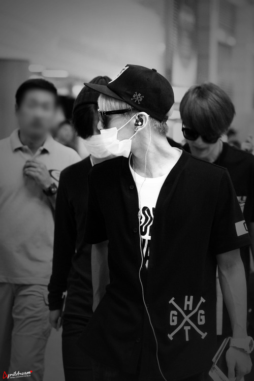 140602 Jonghyun @ Aeropuerto Pudong hacia Corea Tumblr_n6lqn64Jxx1r36tcgo1_500