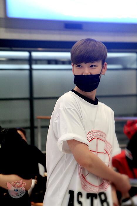 FAN.TAKEN| صور B.A.P في مطار Incheon عائدون من سينغافورة بتاريخ 140602 Tumblr_n6jsj6LfNo1rnkj5ho1_500