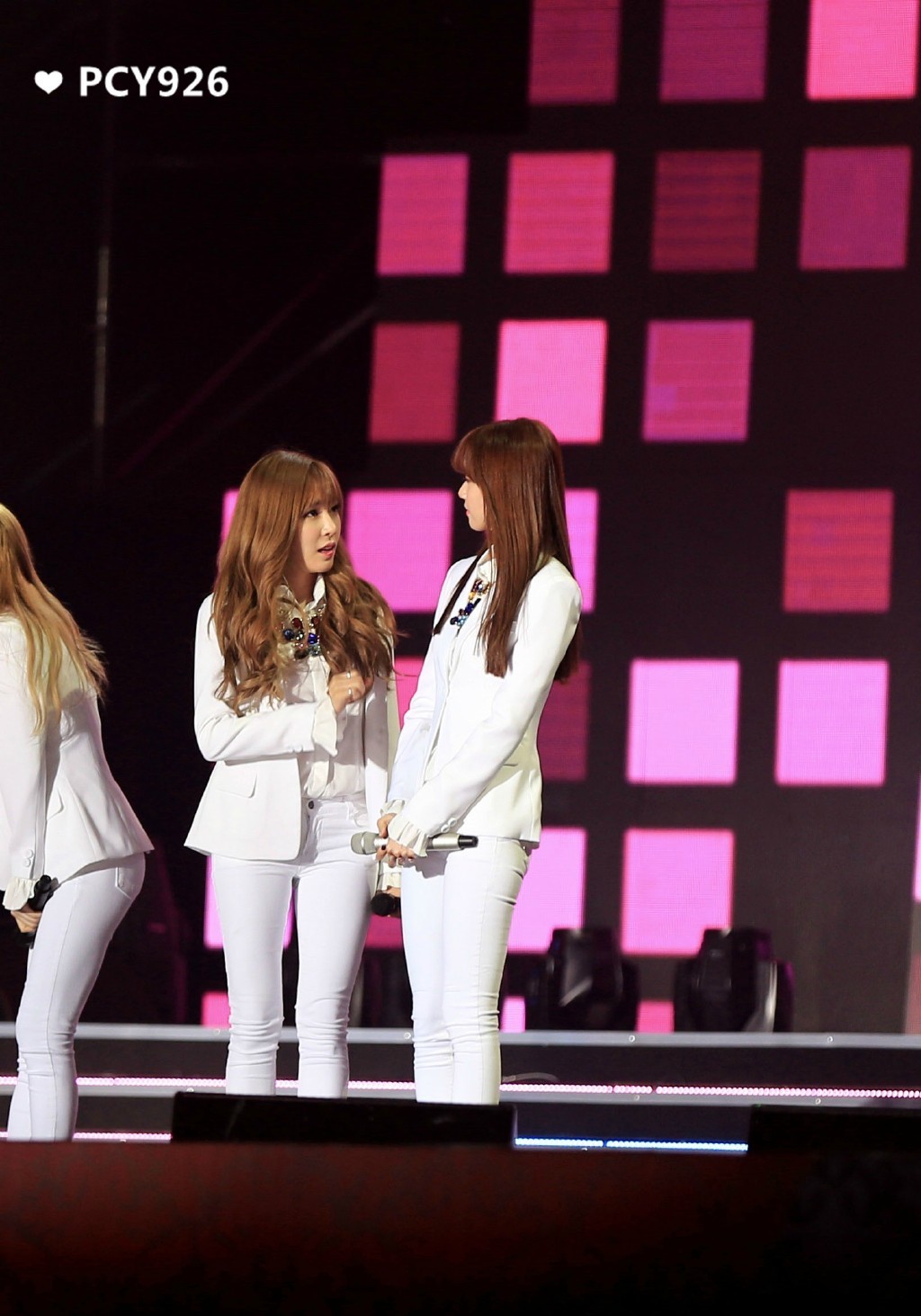 [PIC][24-10-2014]SNSD khởi hành đi Trung Quốc để biểu diễn tại "MBC Korean Music Wave in Beijing 2014" vào chiều nay - Page 2 Tumblr_ne3f1s0gBj1sewbc1o4_1280