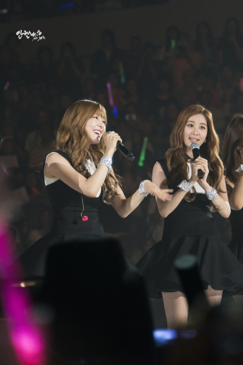 [PIC][07-08-2014]SNSD khởi hành đi LA để tham dự "KCON 2014" vào hôm nay - Page 9 Tumblr_naarjsXoFq1sewbc1o1_500