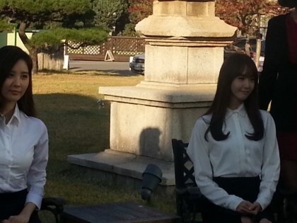 [PIC][15-10-2014]YoonA và SeoHyun xuất hiện tại Đại học Dongguk để chụp ảnh tốt nghiệp vào chiều nay Tumblr_ndhlpwIFAk1s5ls2yo7_500