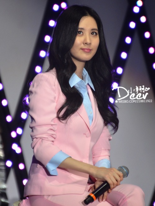 [PIC][29-11-2014]SNSD khởi hành đi Trung Quốc để tham dự "China for GG 1st Fan Party in Bejing" vào sáng nay - Page 5 Tumblr_nft32lvDSv1sewbc1o1_500