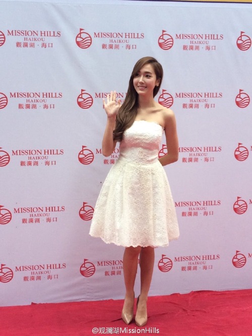 [PIC][23/24/25/26-10-2014]Jessica xuất hiện tại Trung Quốc để tham dự "Stars of 2014 Mission Hills World Celebrity Pro-Am" vào trưa nay Tumblr_ndxyxny9fO1sewbc1o1_500