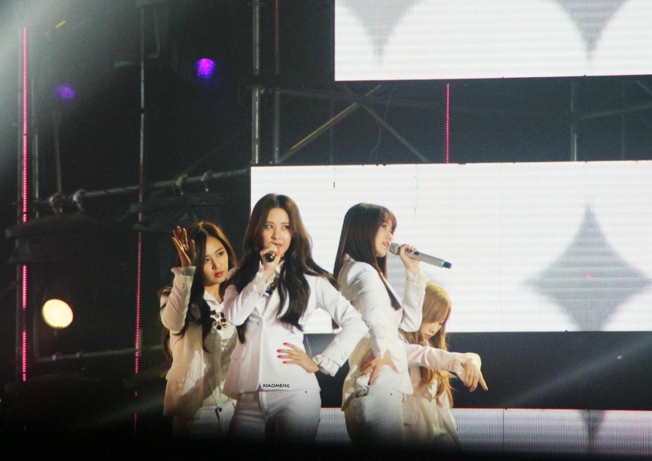 [PIC][24-10-2014]SNSD khởi hành đi Trung Quốc để biểu diễn tại "MBC Korean Music Wave in Beijing 2014" vào chiều nay - Page 9 Tumblr_nevjlfbASX1sewbc1o2_1280