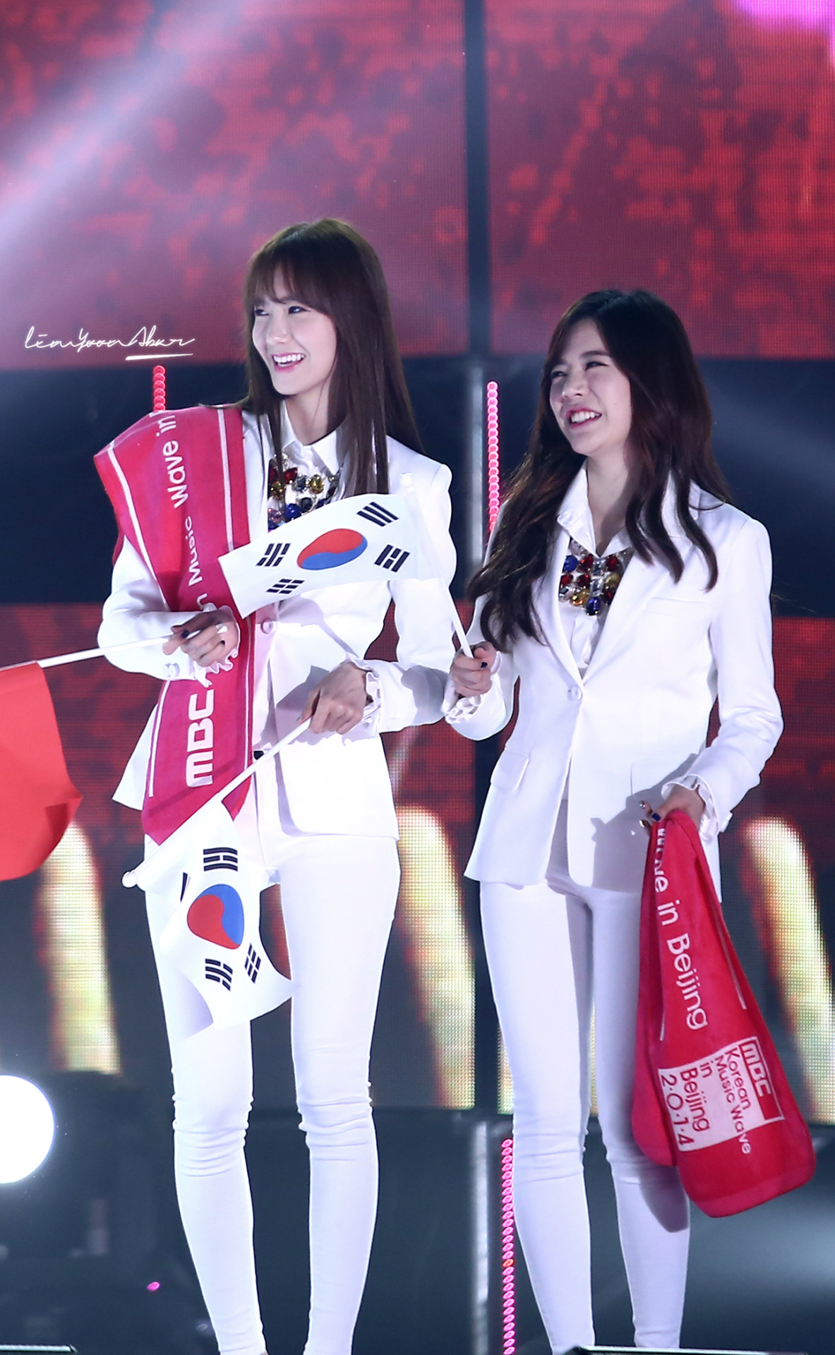 [PIC][24-10-2014]SNSD khởi hành đi Trung Quốc để biểu diễn tại "MBC Korean Music Wave in Beijing 2014" vào chiều nay - Page 8 Tumblr_nef2atKpPm1sewbc1o1_1280