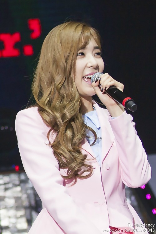 [PIC][29-11-2014]SNSD khởi hành đi Trung Quốc để tham dự "China for GG 1st Fan Party in Bejing" vào sáng nay - Page 5 Tumblr_nft5flNovL1sewbc1o1_500