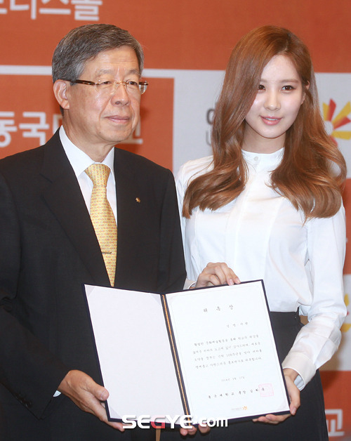 [PIC][17-09-2014]YoonA và SeoHyun tham dự Lễ bổ nhiệm Đại sứ cho trường ĐH Dongguk vào trưa nay Tumblr_nc10o8jWtG1sewbc1o2_500