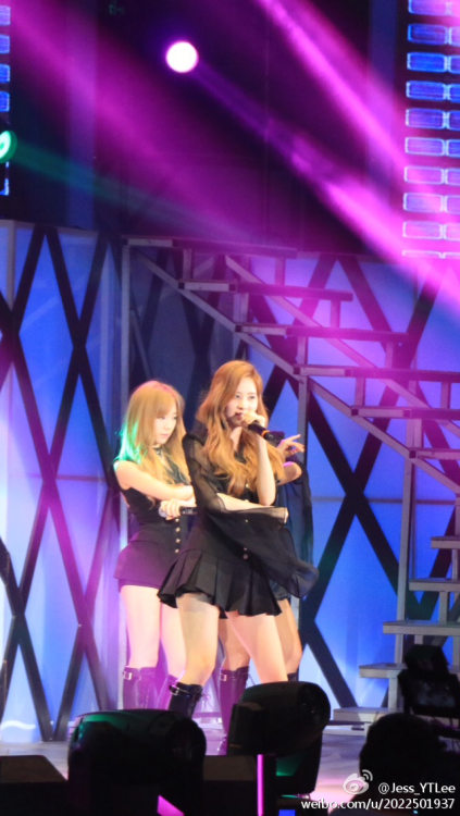 [PIC][30-09-2014]SNSD khởi hành đi Trung Quốc để tham dự "China for GG 1st Fan Party in ShenZhen" vào sáng nay - Page 4 Tumblr_ncq1ccMdWb1sewbc1o1_500