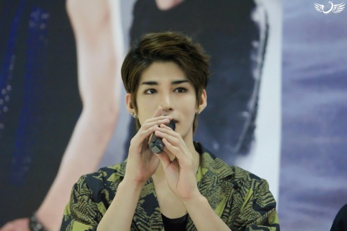 Fotos - [141004] fansign de F.cuz  Tumblr_nd3so8NLel1qcrhyko1_500