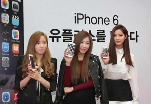 [PIC][31-10-2014]TaeTiSeo tham dự sự kiện "LG U+ iPhone 6 & 6 Plus Launching Fansign" vào sáng sớm nay Tumblr_neandh9t0C1sewbc1o1_500