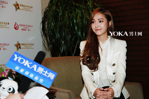 [PIC][23/24/25/26-10-2014]Jessica xuất hiện tại Trung Quốc để tham dự "Stars of 2014 Mission Hills World Celebrity Pro-Am" vào trưa nay Tumblr_ndwqaf4MmQ1sewbc1o2_500