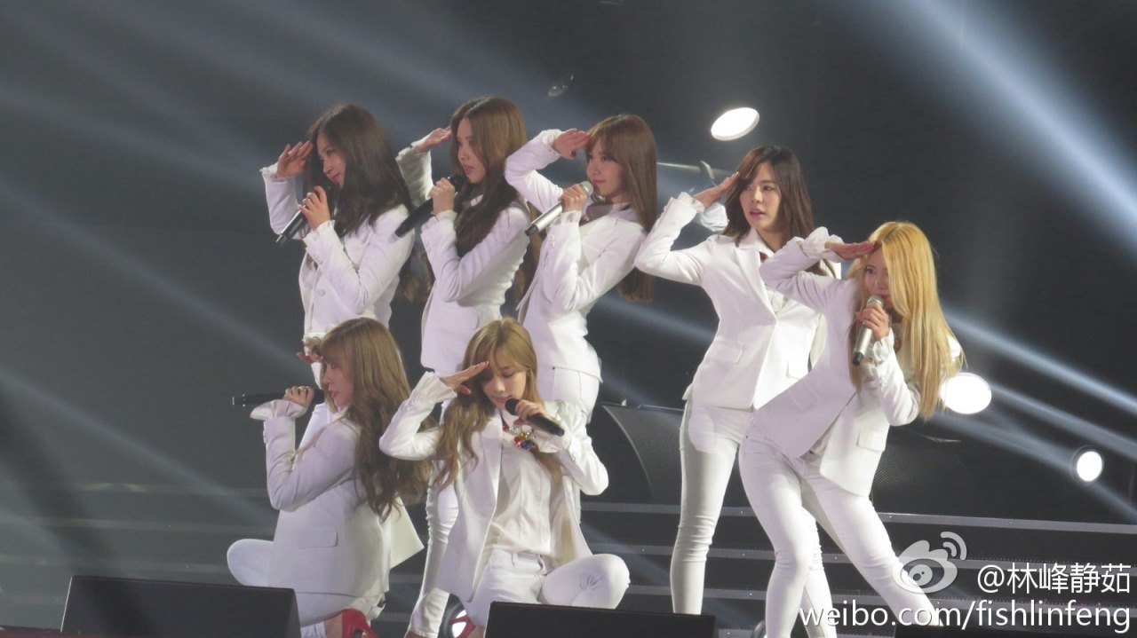 [PIC][24-10-2014]SNSD khởi hành đi Trung Quốc để biểu diễn tại "MBC Korean Music Wave in Beijing 2014" vào chiều nay - Page 4 Tumblr_ne1f0w440y1sewbc1o1_1280