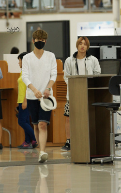 FAN.TAKEN| صور B.A.P في مطار Gimpo الدولي عائدون من اليابان تاريخ 7 SEP .. Tumblr_nbjgixSYC81qf8td9o5_250