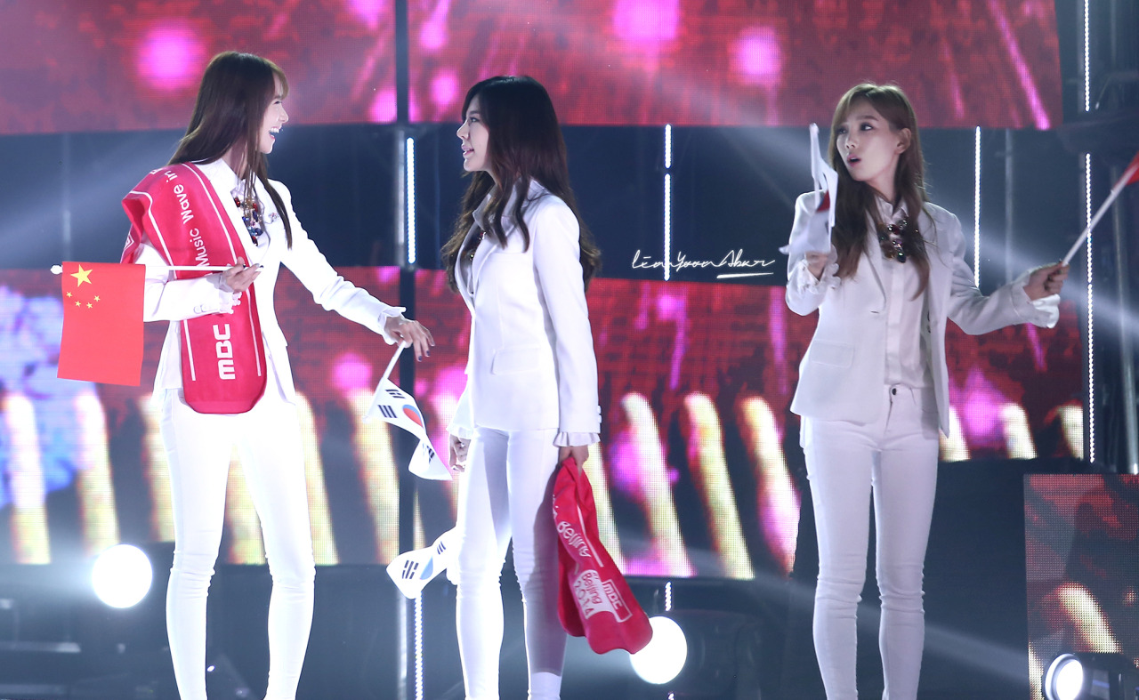 [PIC][24-10-2014]SNSD khởi hành đi Trung Quốc để biểu diễn tại "MBC Korean Music Wave in Beijing 2014" vào chiều nay - Page 8 Tumblr_nef2s83x6t1sewbc1o2_1280