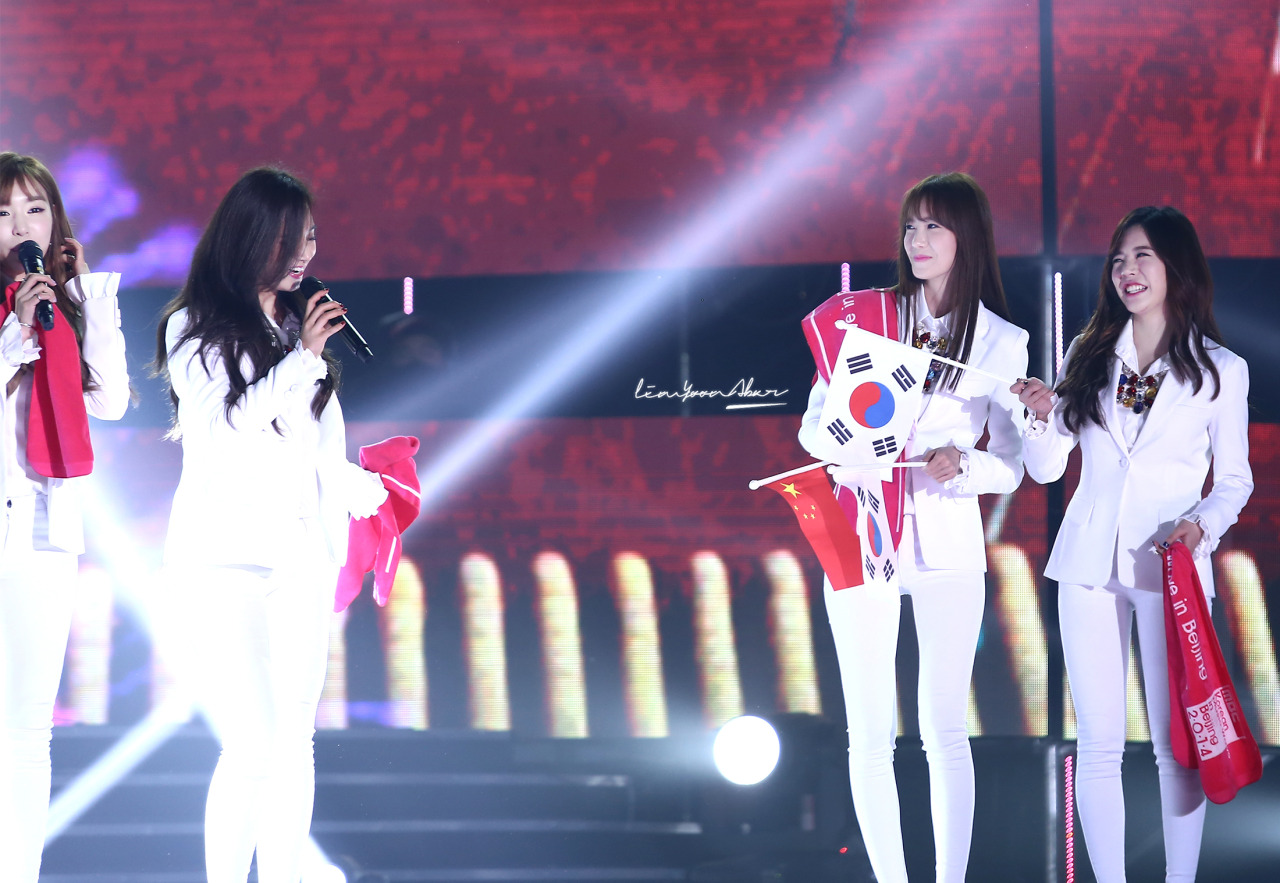 [PIC][24-10-2014]SNSD khởi hành đi Trung Quốc để biểu diễn tại "MBC Korean Music Wave in Beijing 2014" vào chiều nay - Page 8 Tumblr_nef2j1mwuf1sewbc1o2_1280