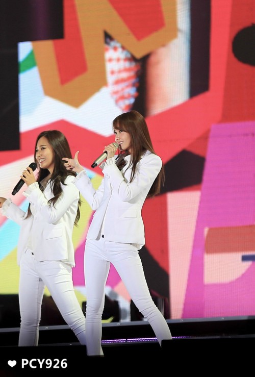 [PIC][24-10-2014]SNSD khởi hành đi Trung Quốc để biểu diễn tại "MBC Korean Music Wave in Beijing 2014" vào chiều nay - Page 3 Tumblr_ne3be6jQ031sewbc1o1_500