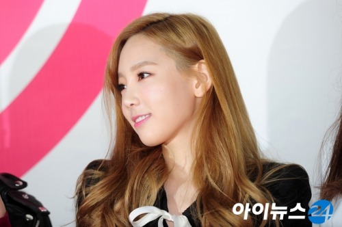 [PIC][31-10-2014]TaeTiSeo tham dự sự kiện "LG U+ iPhone 6 & 6 Plus Launching Fansign" vào sáng sớm nay Tumblr_neao0tFb821sewbc1o1_500