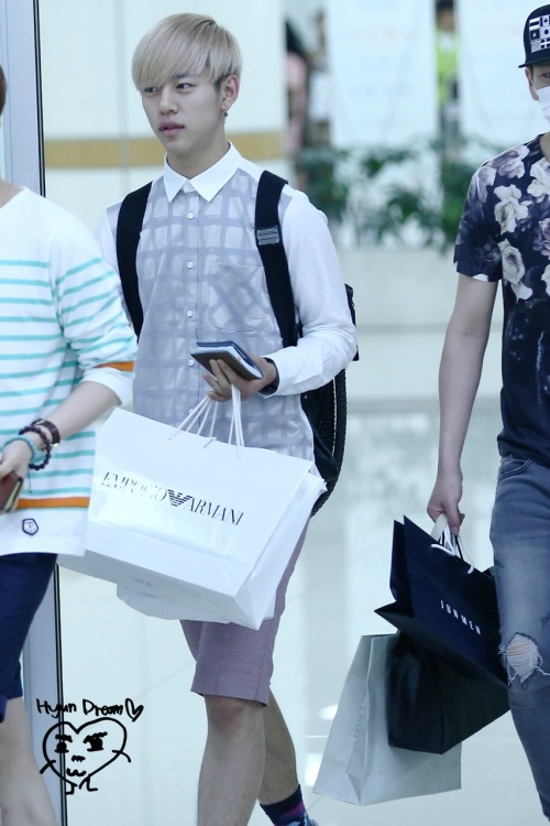 FAN.TAKEN| صور B.A.P في مطار Gimpo الدولي عائدون من اليابان بتاريخ 140623 .. Tumblr_n7njodNxxA1rnkj5ho1_500