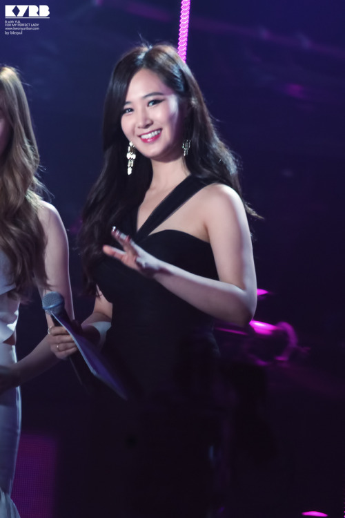 [PIC][24-10-2014]SNSD khởi hành đi Trung Quốc để biểu diễn tại "MBC Korean Music Wave in Beijing 2014" vào chiều nay - Page 8 Tumblr_negedmpD5g1sewbc1o1_500