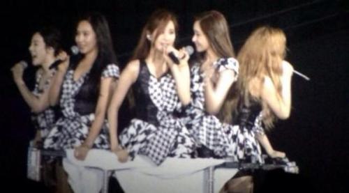 [PIC][03/04-10-2014]SNSD khởi hành đi Nhật Bản để tham dự "SMTOWN LIVE WORLD TOUR IV IN TOKYO" vào chiều nay - Page 2 Tumblr_ncz5u5UOum1sewbc1o1_500