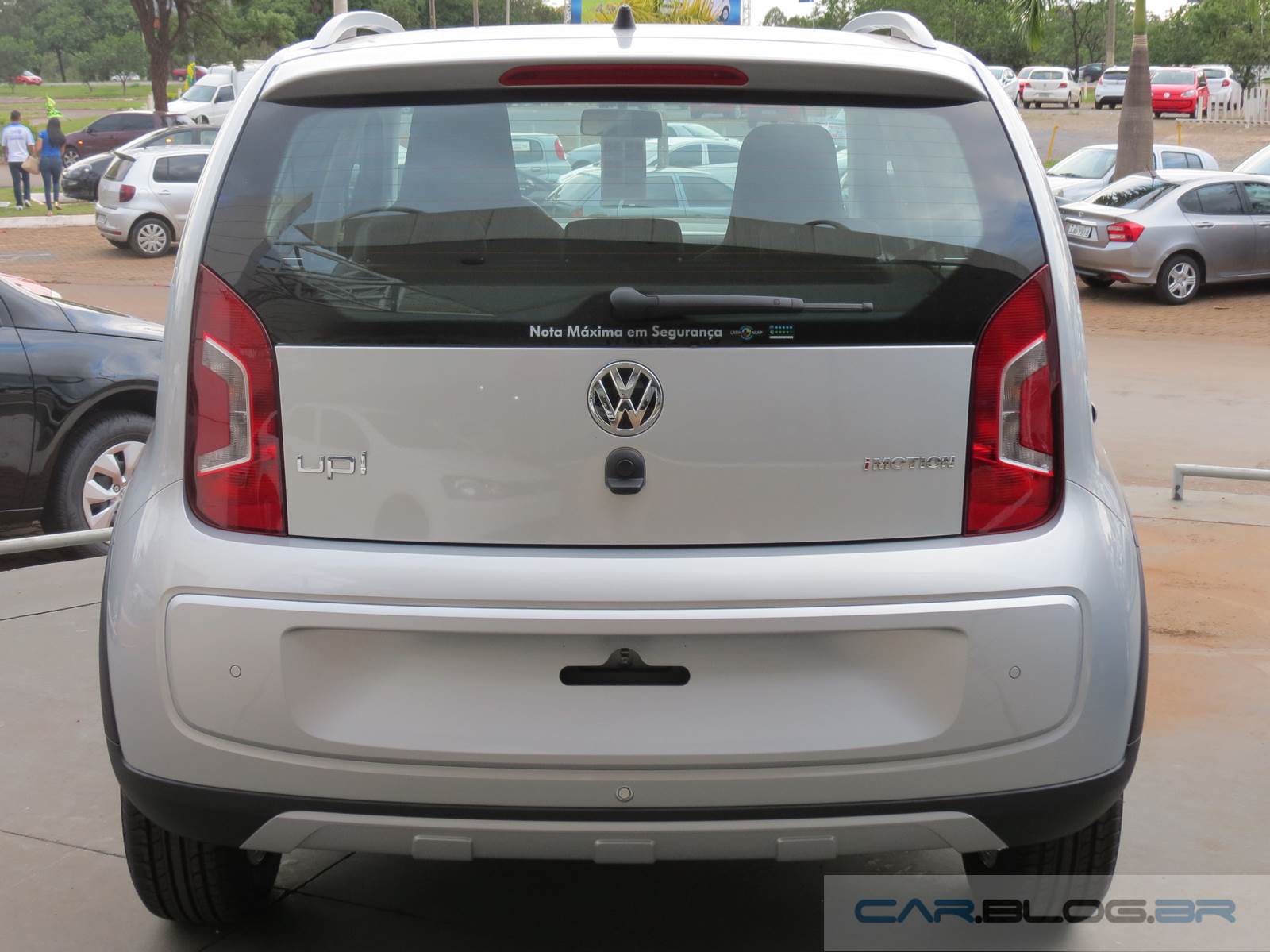 VW/Volkswagen Up! - Página 21 Crossup%2Bprata%2B(6)