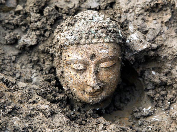 اكتشاف 3000 تمثال لبوذا في شمال الصين China-buddhas-found-head-earth_50929_600x450