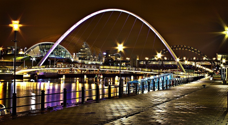 الجسر المائل الوحيد فى العالم جيتس هيد  ميلينيوم"جسر الألفية". Gateshead-millennium-bridge-32