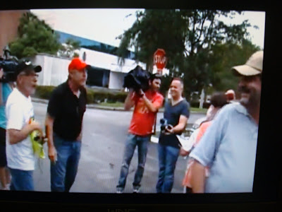 MULEROS Y EXILIADOS CUBANOS CHOCAN FRENTE A LAS OFICINAS DEL REPRESENTANTE FEDERAL MARIO DIAZ BALART  DSC04911