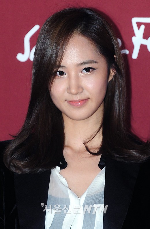 [PIC][6/9/201]SNSD Yuri tham gia Salvatore Ferragamo 2011 Fashion Show Yuri1