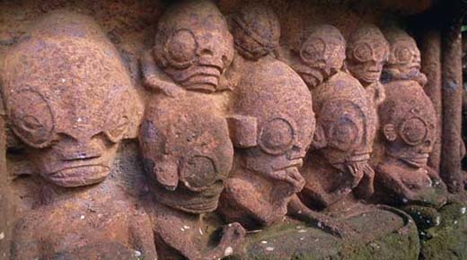 ¿Son estas estatuas representaciones de antiguos extraterrestres? Antiguo-templo-maori-en-la-bahia-de-taiohae-bay-en-la-isla-nuku-hiva_galeria_principal_size2