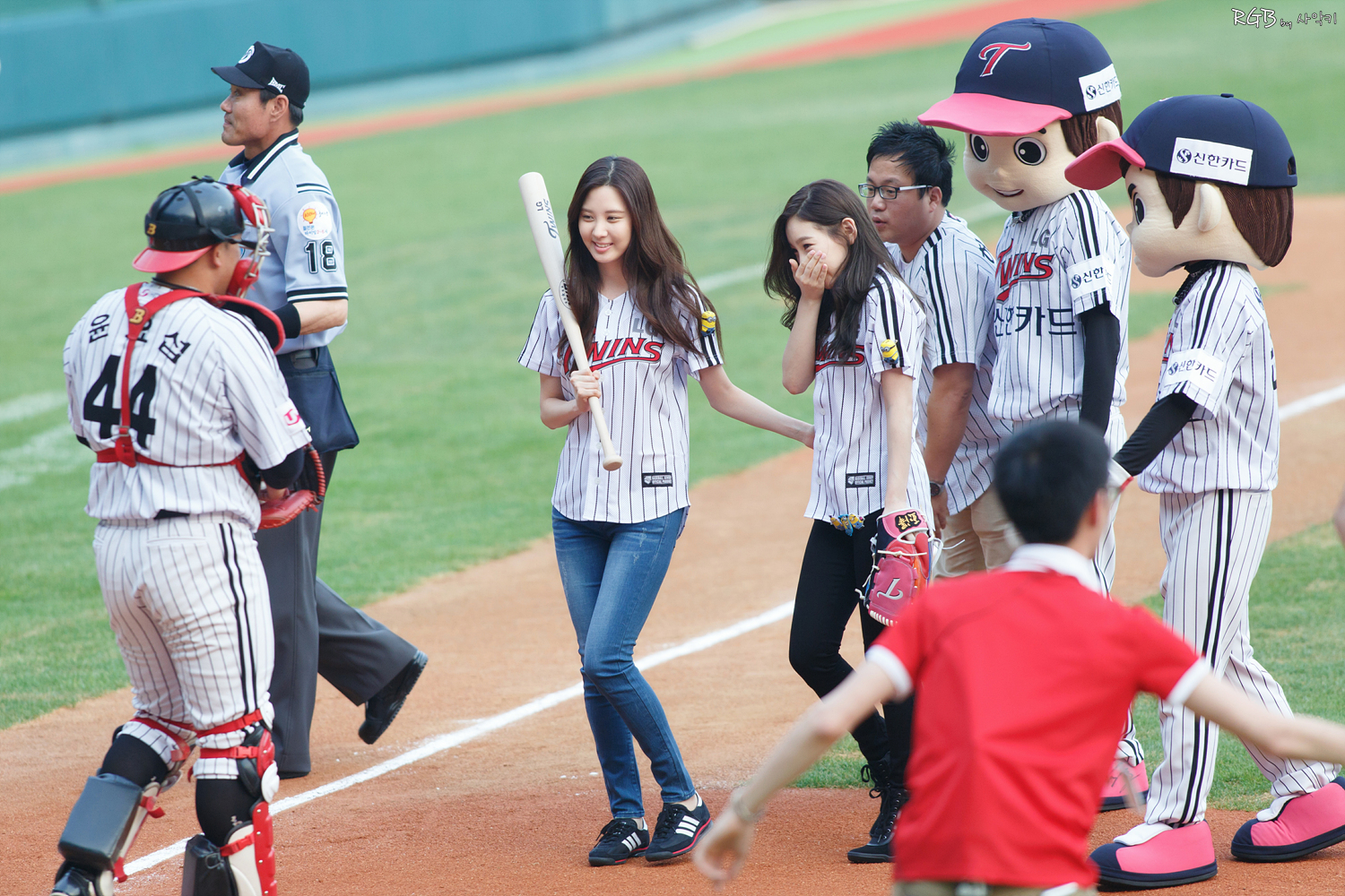 [PIC][27-08-2013]TaeYeon và SeoHyun ném bóng mở màn cho trận đấu bóng chày tại SVĐ Jamsil vào chiều nay MENG0165