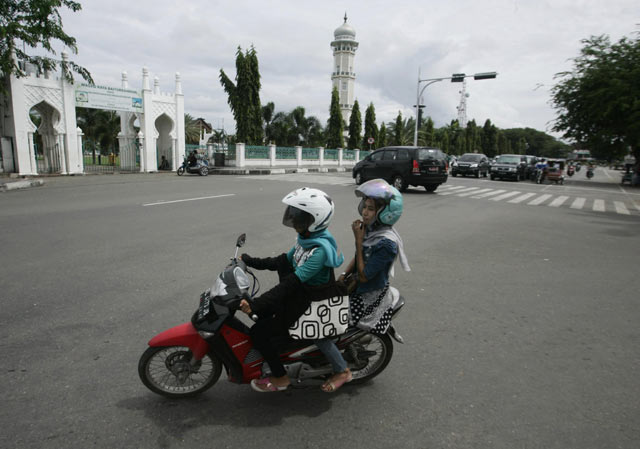 Dilarang Ngangkang saat Dibonceng Motor  Bonceng1