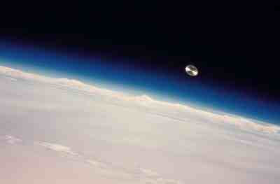 Αστροναύτης του MIR αποθανατίζει UFO! [video] Tromaktiko4794