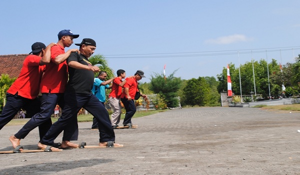 21 Jenis Lomba 17 Agustus-an Paling Unik, Lucu, dan Gokil Lomba%2BBalap%2BBakiak