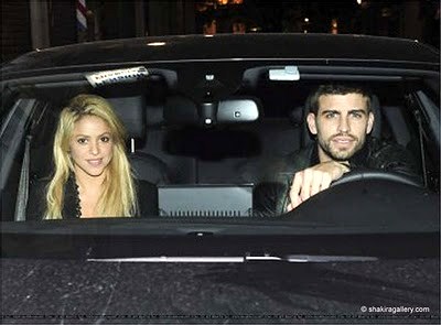 قبلة ساخنة على غلاف مجلة كولومبية caracas تؤكد علاقة اللاعب بيكيه بشاكيرا Pique-Shakira-Barcelona-oficial-Shakiragallerycom_OLEIMA20110221_0066_13