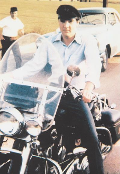 Les stars et les harleys - Page 4 Elvis%2BPresley%2Bwith%2Bhis%2BHarley%2BDavidson%2B%25281%2529