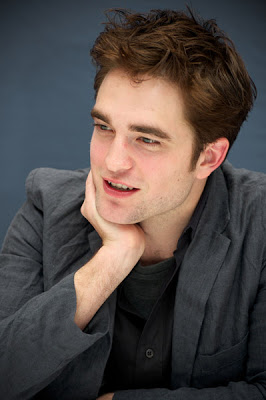 5 Abril - Fotos de Rob en HQ de la conferencia de prensa de WFE + Fotos con Tai. Pattinsonlife-wfe-41-18