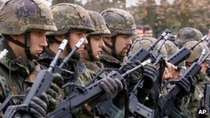 Qualcosa bolle in Europa. Germania: l’Esercito potrà combattere il terrorismo nel paese.  _62339436_tv000098003