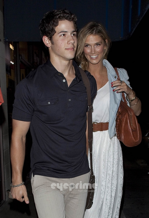 Nick Jonas:Candids y noticias >4 - Página 8 Nick-jonas-delta-goodrem-cine-restaurante-008