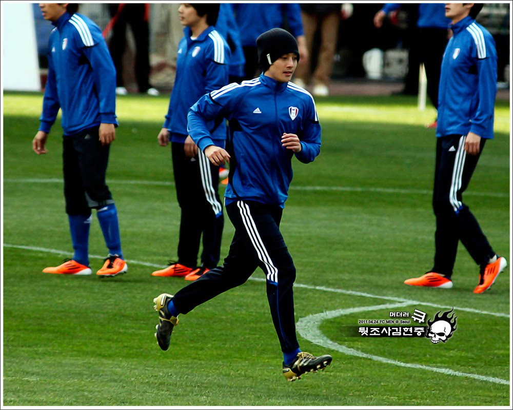 Kim Hyun Joong, Eye Candy En el campo de fútbol Hjl3