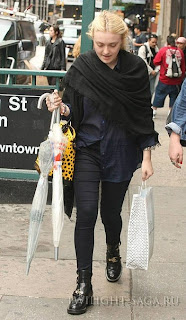 Dakota Fanning andando por New York (18/09) 186140-5b425-59695989-m750x740-u5154e_zpsc5511e36