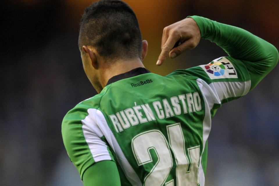 VAMOS A PROBAR SUERTE Y A ANIMAR A NUESTROS EQUIPOS (ACTUALIDAD DE LOTERÍAS Y FÚTBOL) Betis-forward-Ruben-Castro-cel_54356041404_54028874188_960_639