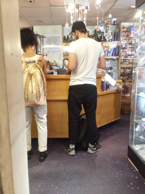 1 Julio - Rob y FKA twigs haciendo algunas compras en Londres!!! (29 Junio) 1image