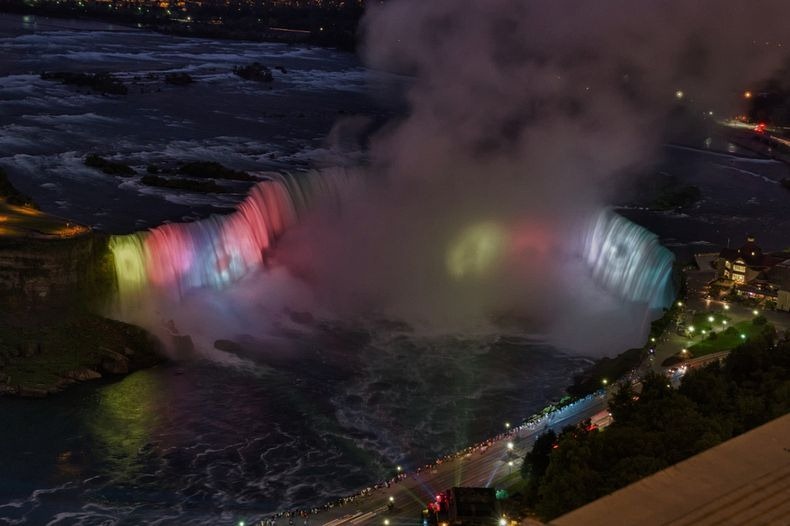 العرض الضوئي الرائع لشلالات نياجرا بالصور Niagara-falls-lights-6%5B2%5D